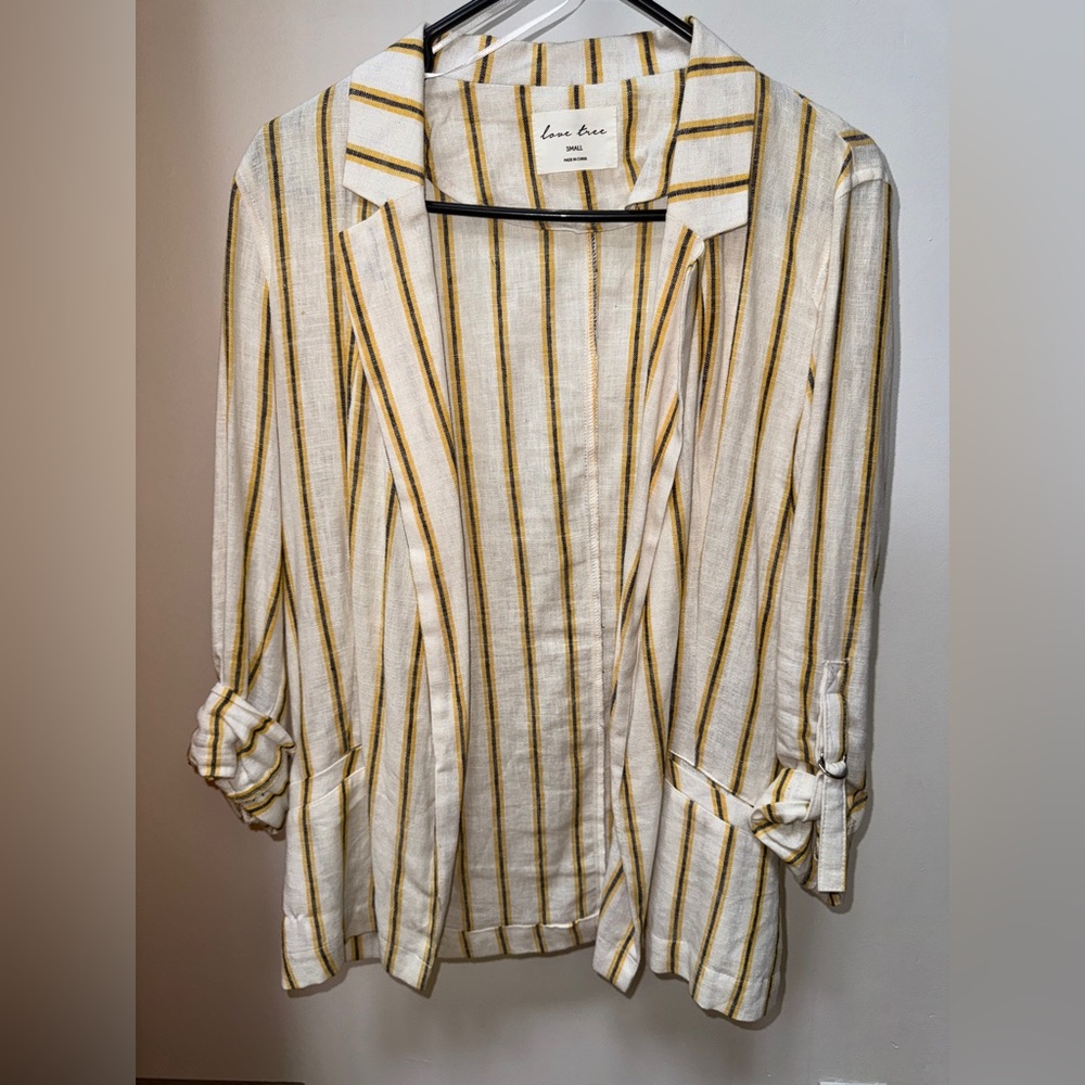 🔵 White and Yellow Striped Shirt